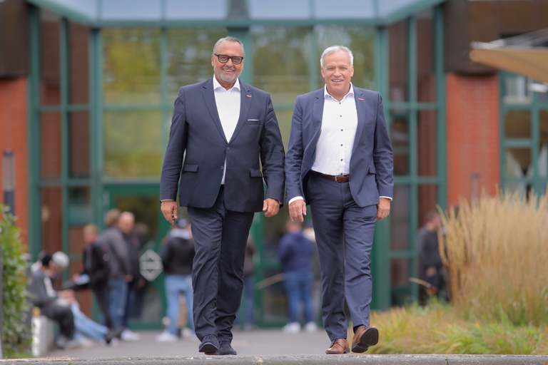 Zwei Personen im Anzug