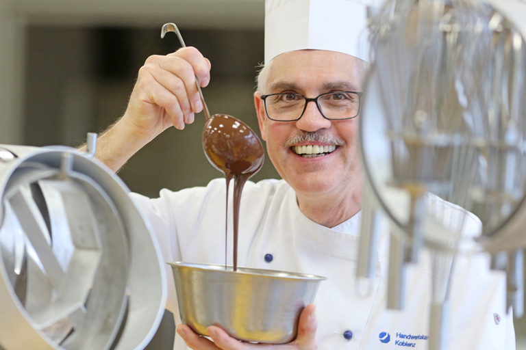 Ein Chocolatiers bei der Arbeit